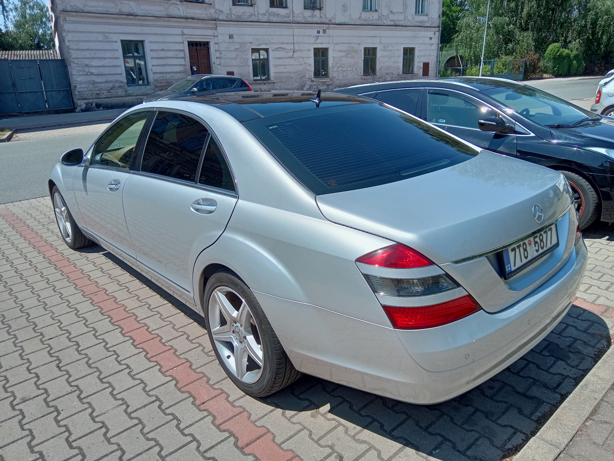 Limuzína Mercedes - Benz S Class Long stříbrný k pronájmu